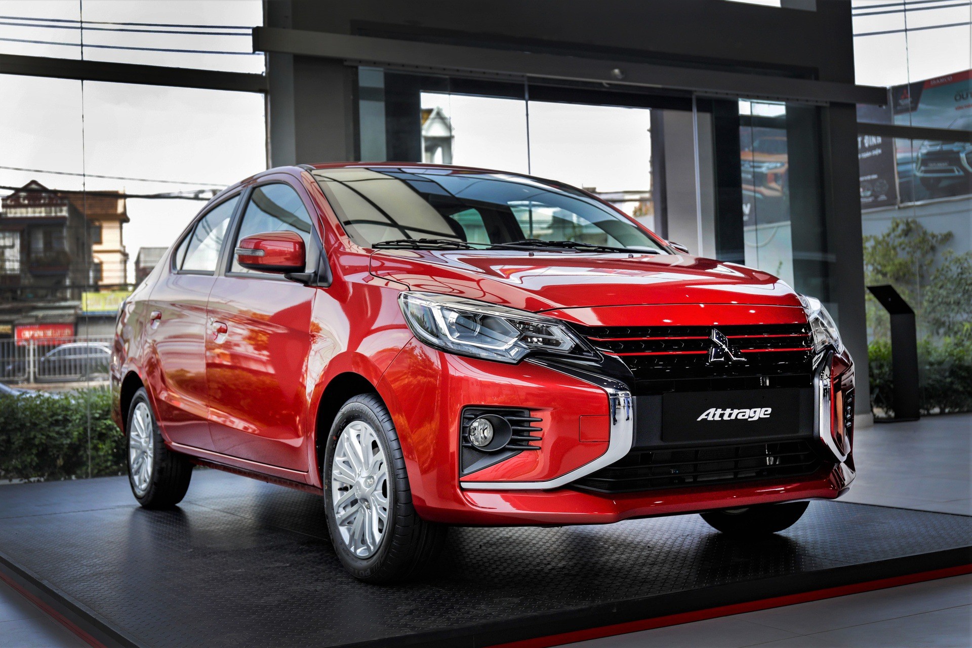Mua sedan tầm giá 500 triệu chọn Mitsubishi Attrage hay Mazda2? - 1