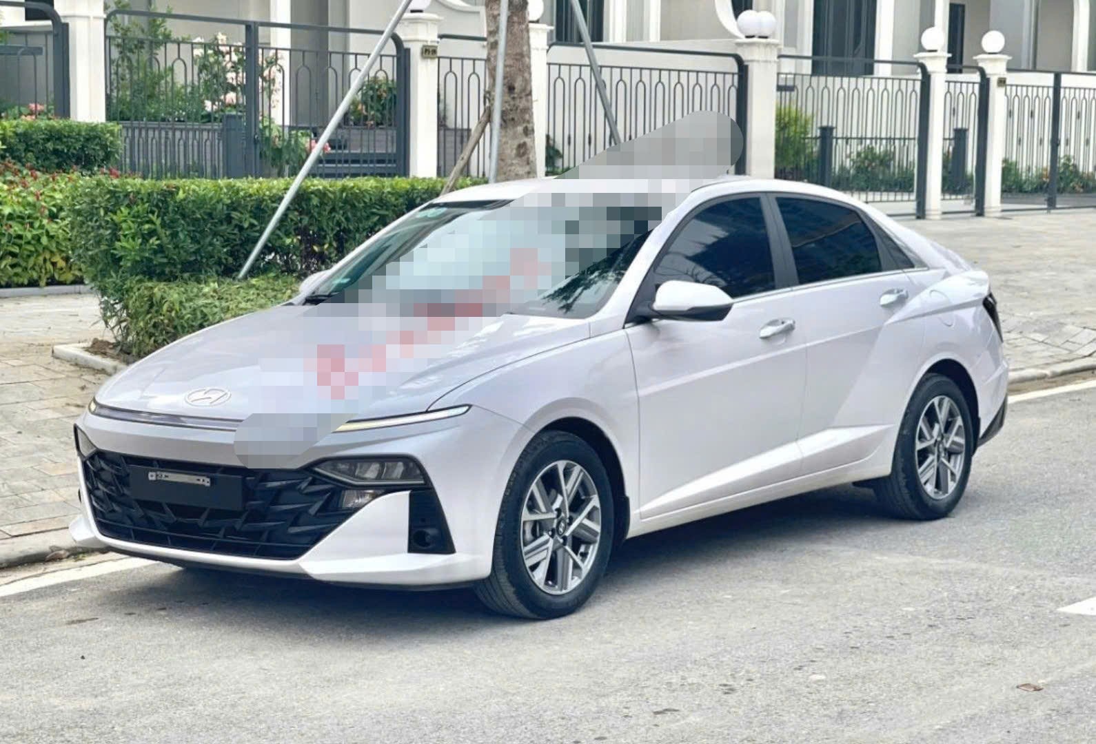 Giá bán lại của Hyundai Accent bản cao cấp nhất với cửa sổ trời - 2
