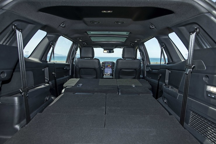 Giá xe Ford Everest tháng 7/2025, tặng Camera và Bảo hiểm vật chất - 11