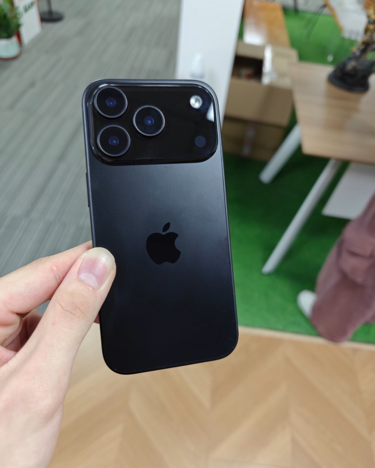 Rò rỉ ảnh thực tế iPhone 17 Pro cho thấy rõ nét thay đổi về thiết kế - 1