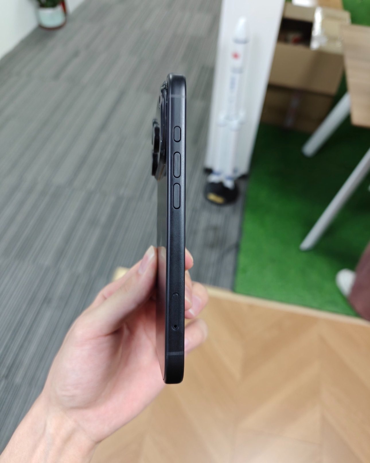Rò rỉ ảnh thực tế iPhone 17 Pro cho thấy rõ nét thay đổi về thiết kế - 2