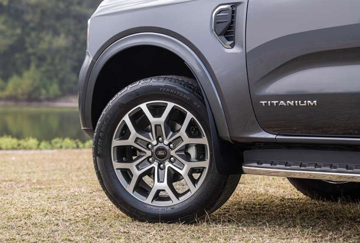 Giá xe Ford Everest tháng 7/2025, tặng Camera và Bảo hiểm vật chất - 5
