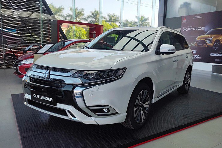 Mitsubishi Outlander 2025 "lột xác" thế nào để so kè với Mazda CX-5? - 1